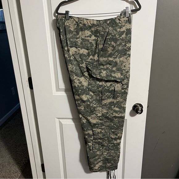 Men's Camouflage Cargo Pants in size Large/regular. - Picture 4 of 7